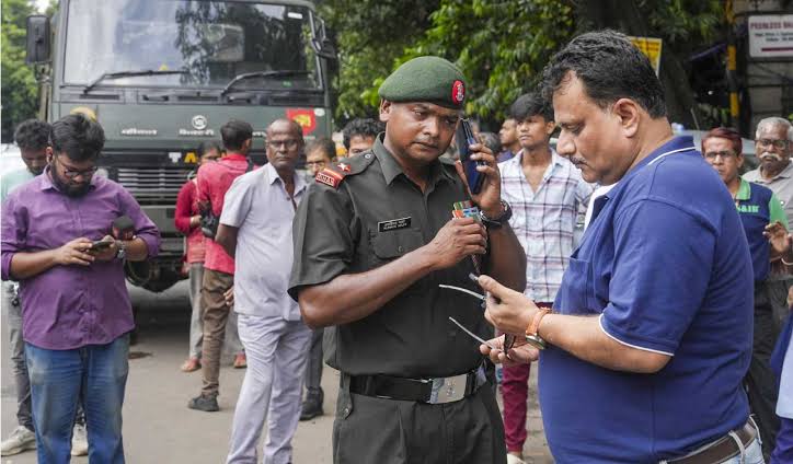 সম্পূর্ণ লেন লঙ্ঘন, বেপরোয়া ড্রাইভিং’, সেনার ট্রাক থামিয়ে কড়া বার্তা কলকাতা পুলিশের