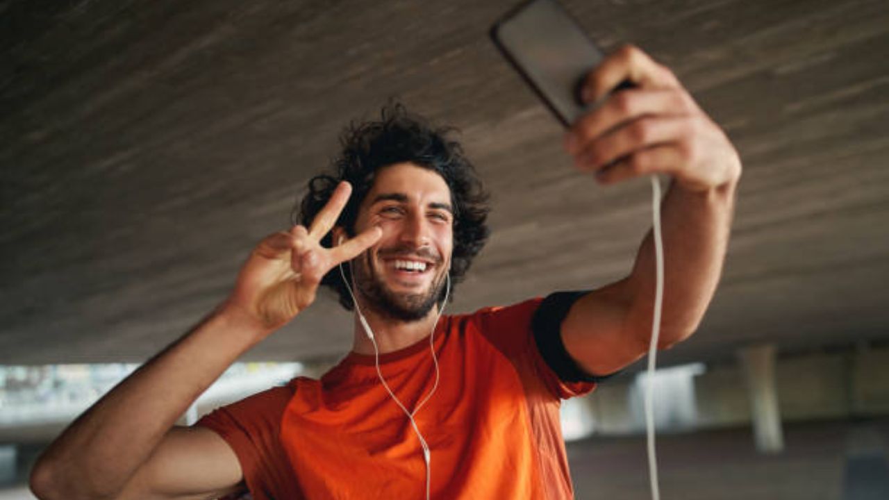 বাম না ডান: সেলফির জন্য সেরা হাত কোনটি? জানুন সেরা কৌশল