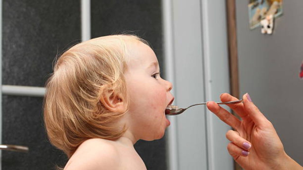 শিশুর গলায় খাবার আটকে গেলে কী করবেন